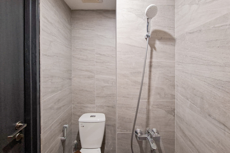 Bathroom 5, Modern Studio near Binus Alam Sutera at Collins Boulevard Apartment By Travelio, Tangerang