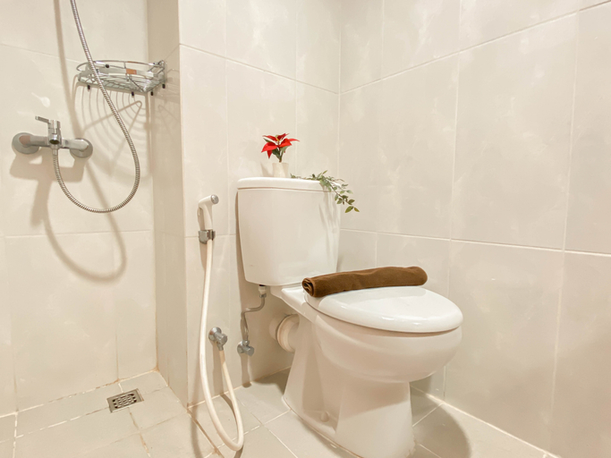 Bathroom 5, Simple Look Studio Apartment at Evenciio Margonda near Station By Travelio, Depok