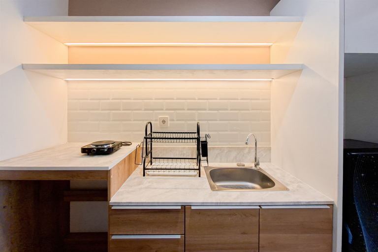 Others 2, Modern Look Studio at Collins Boulevard Apartment By Travelio, Tangerang