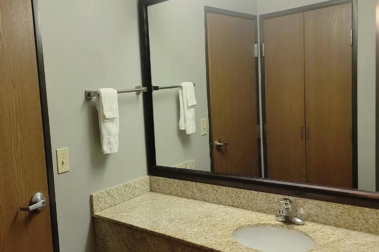 Bathroom 4, University Inn, Cleveland