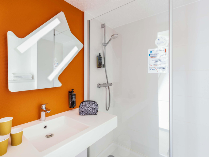 Bathroom 4, ibis budget Nancy Porte Sud, Meurthe-et-Moselle