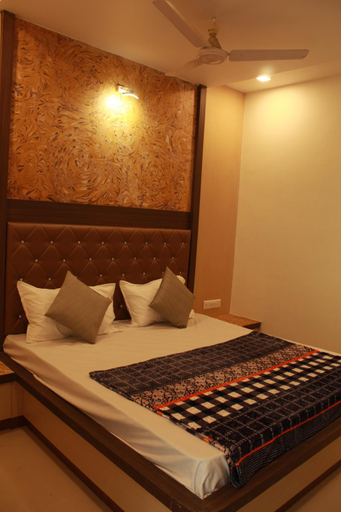 Bedroom 3, HOTEL SKYLARK, Valsad