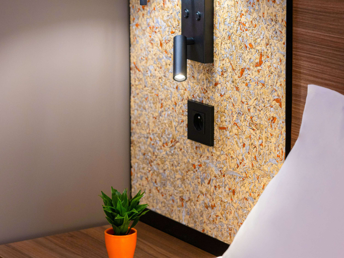 Bedroom 3, greet Hotel Chatellerault, Vienne