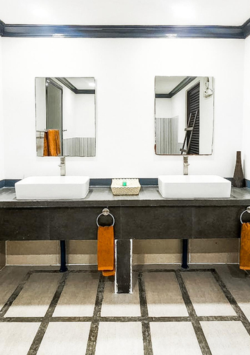 Bathroom 2, Tropical Tree, Baa Atoll
