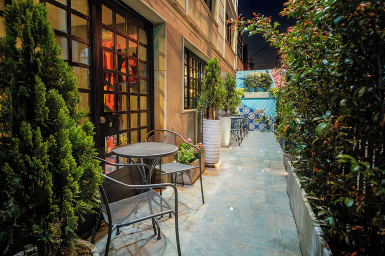 Exterior & Views