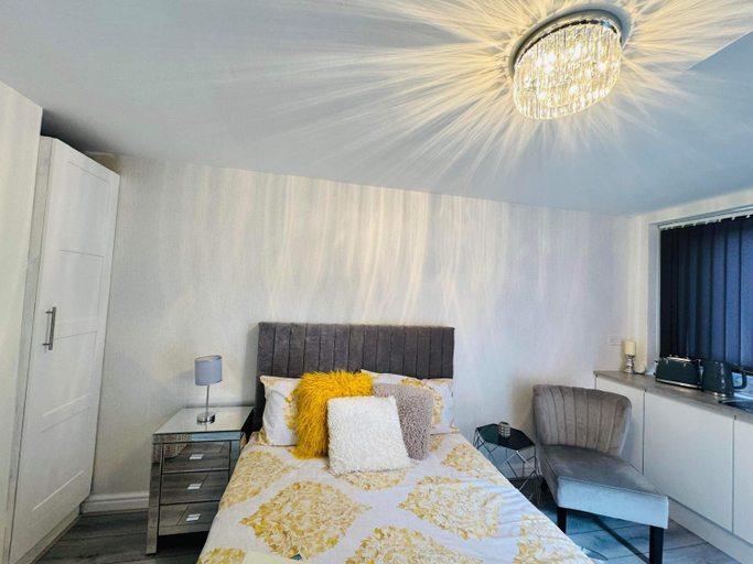 Others 2, Private guest house/Annexe, Trafford