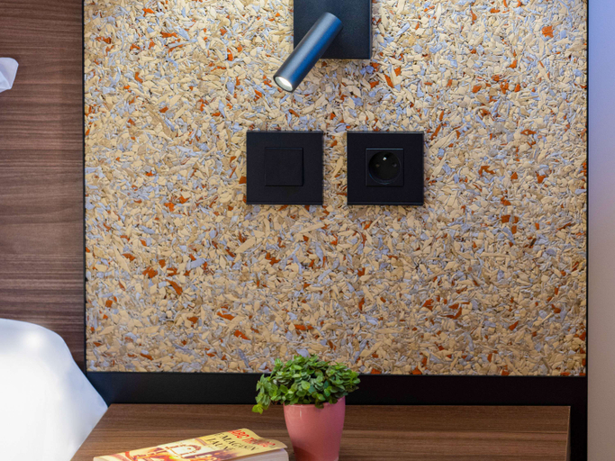 Bedroom 3, greet Hotel Chatellerault, Vienne