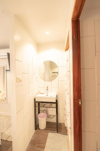 Bathroom 3, Oon Poshtel x Cafe, Muang Chiang Mai