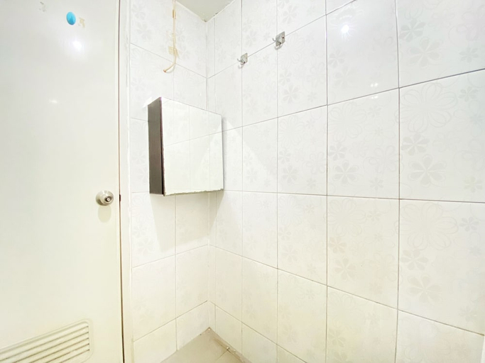 Bathroom 2, Simply Homey 2Br At Suites @Metro Apartment, Bandung