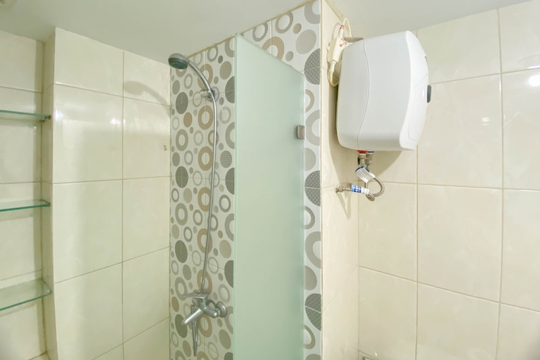 Bathroom 4, Spacious And Homey 3Br At Springlake Summarecon Bekasi Apartment, Bekasi