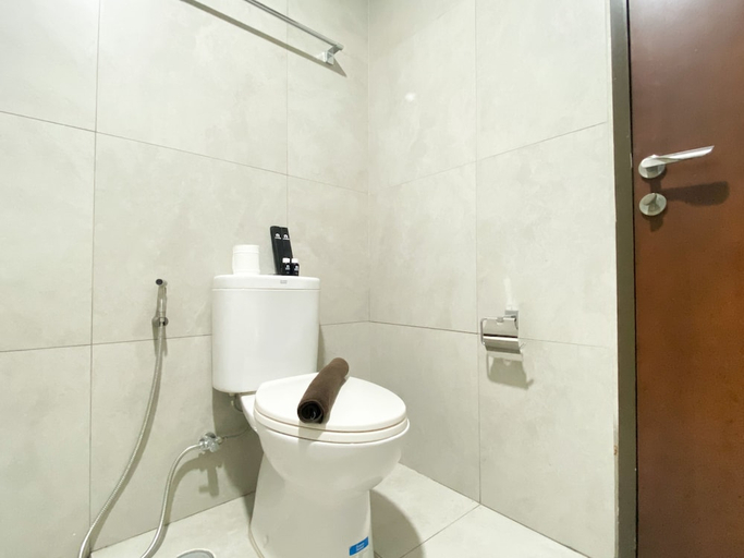Bathroom 4, Cozy Studio Room At Pollux Chadstone Apartment, Cikarang