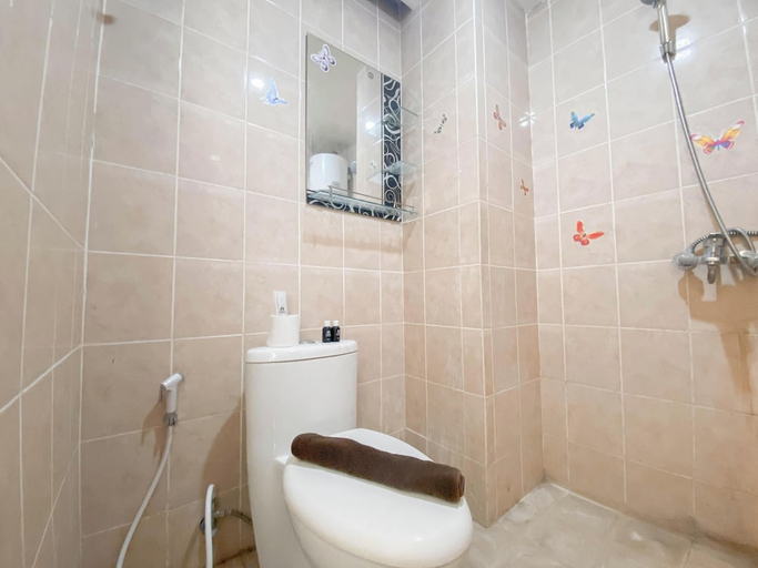 Bathroom 2, Great Deal Studio Room At Pinewood Jatinangor Apartment, Sumedang