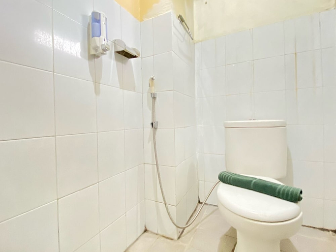Bathroom 5, Graceful 2Br Apartment At Gateway Ahmad Yani Cicadas, Bandung