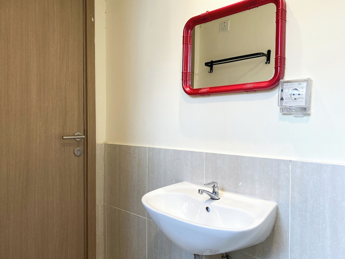 Bathroom 3, Comfort Stay 2Br At Meikarta Apartment, Cikarang