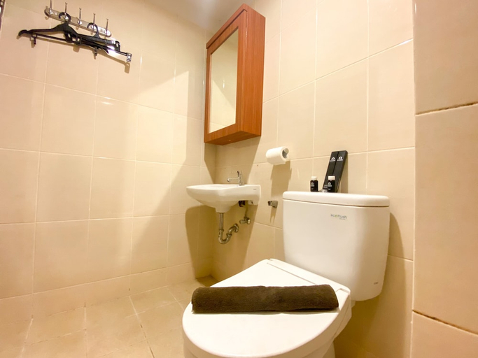 Bathroom 2, Cozy Studio Room At Oasis Cikarang Apartment, Cikarang