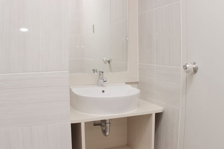 Bathroom 2, Warm And Cozy Stay Studio At Vasanta Innopark Apartment, Cikarang