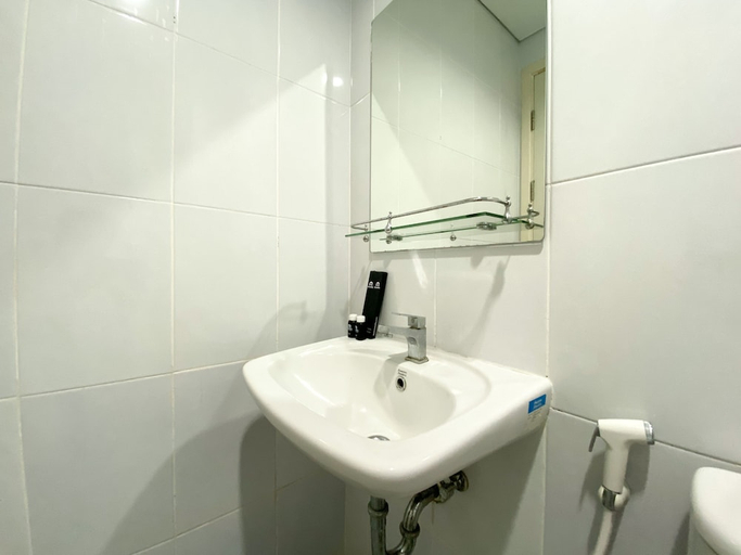 Bathroom 5, Luxury And Minimalist Studio At Patraland Urbano Apartment, Bekasi