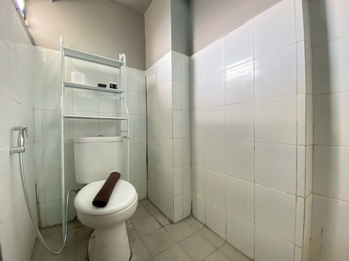 Bathroom 3, Spacious 2Br At Gateway Ahmad Yani Apartment, Bandung