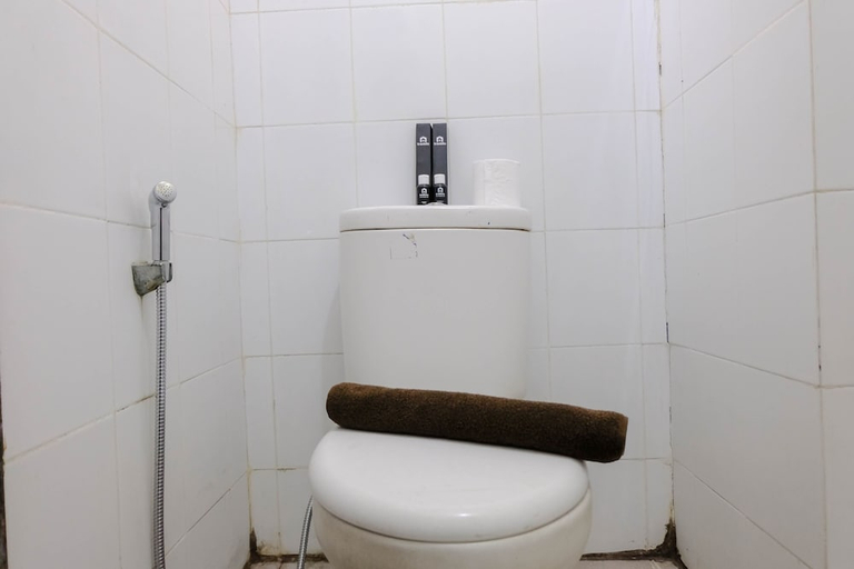 Bathroom 3, Good Choice 2Br At 12Th Floor Gateway Ahmad Yani Cicadas Apartment, Bandung