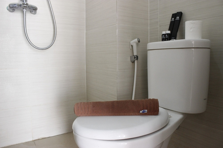 Bathroom 3, Relaxing 1BR Gateway Pasteur Apartment near Exit Toll, Bandung