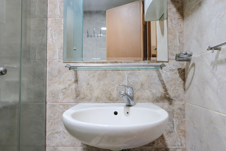 Bathroom 3, Spacious 2Br Apartment At Galeri Ciumbuleuit 1, Bandung