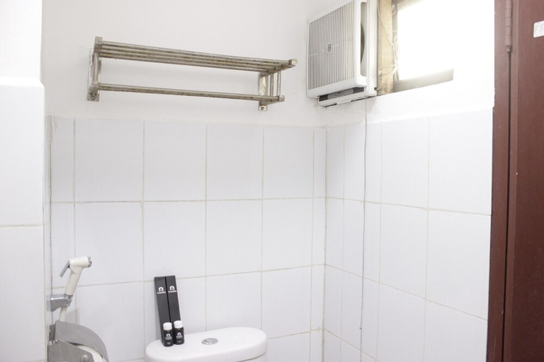 Bathroom 2, Strategic & Relaxing 2BR at Gateway Apartment Ahmad Yani Cicadas, Bandung