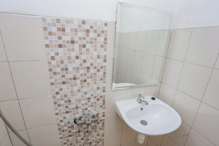 Bathroom 4, Hotel O Tower Mahakam serviced apartment Riverview Jababeka Ruko 30-26, Cikarang