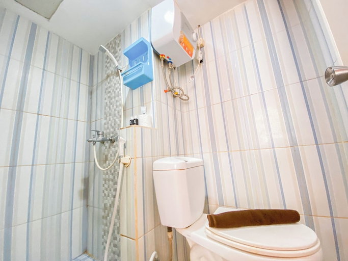 Bathroom 5, Homey Living 2Br At Jarrdin Cihampelas Apartment, Bandung