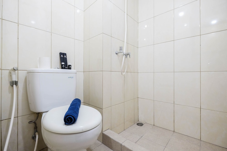 Bathroom 3, Comfortable Springlake Summarecon Studio Apartment near Mall, Bekasi