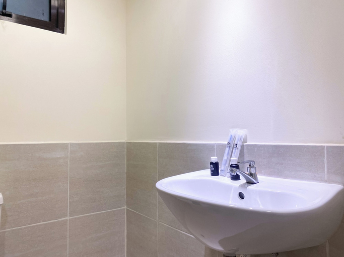 Bathroom 2, Comfort 2Br Meikarta Apartment, Cikarang
