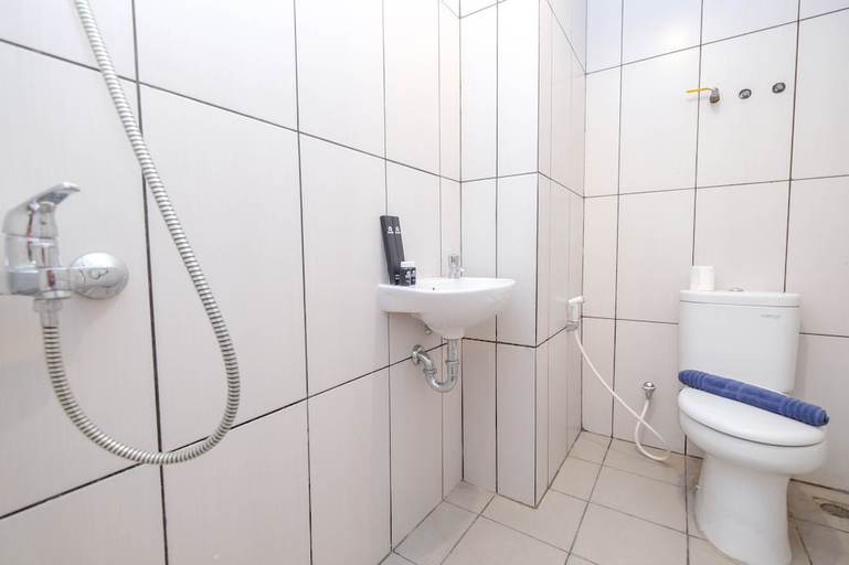 Bathroom 4, Comfort Living Studio At Grand Kamala Lagoon Apartment, Bekasi