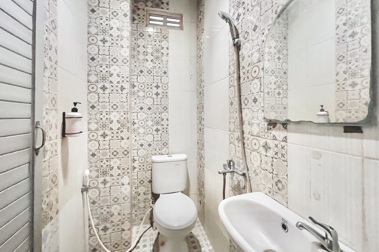Bathroom 3, RedDoorz @ Vania Residence Medan, Medan