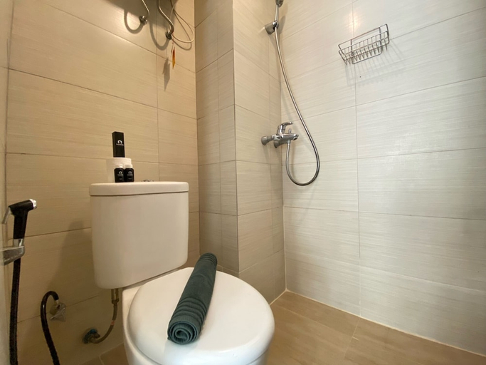 Bathroom 3, Relaxing 2Br At Gateway Pasteur Apartment, Bandung