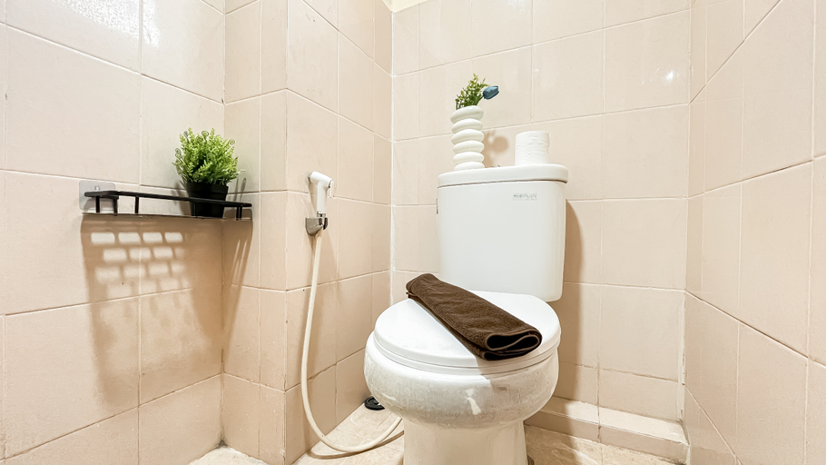 Bathroom 5, Basic 2BR Apartment at Green Palm Residence By Travelio, Jakarta Barat