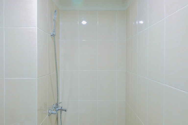 Bathroom 2, Japanese Style Studio Apartment at The Oasis Cikarang, Cikarang