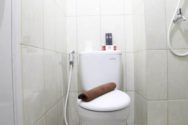 Bathroom 3, Furnished Studio Apartment @ The Springlake Summarecon, Bekasi