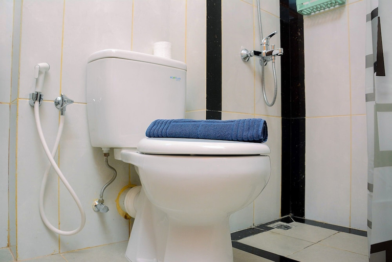 Bathroom, Minimalist and Homey 1BR Grand Kamala Lagoon Apartment, Bekasi