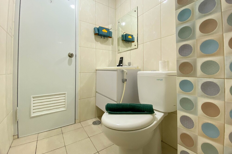 Bathroom 5, Homey And Comfort 2Br At Springlake Summarecon Bekasi Apartment, Bekasi