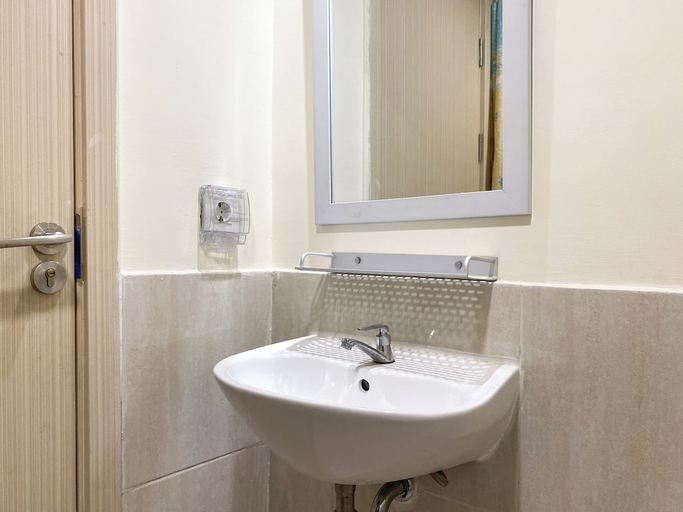 Bathroom 2, Serene Designed 2Br At Meikarta Apartment, Cikarang