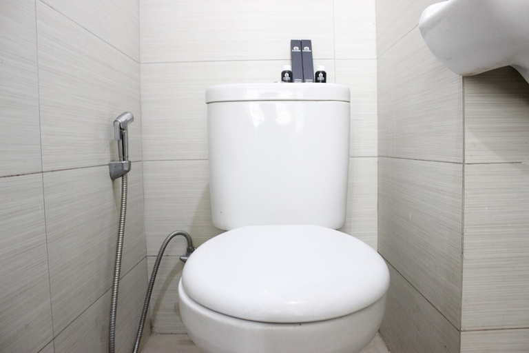 Bathroom 5, Scenic & Trendy Studio Apartment at Gateway Pasteur By Travelio, Bandung