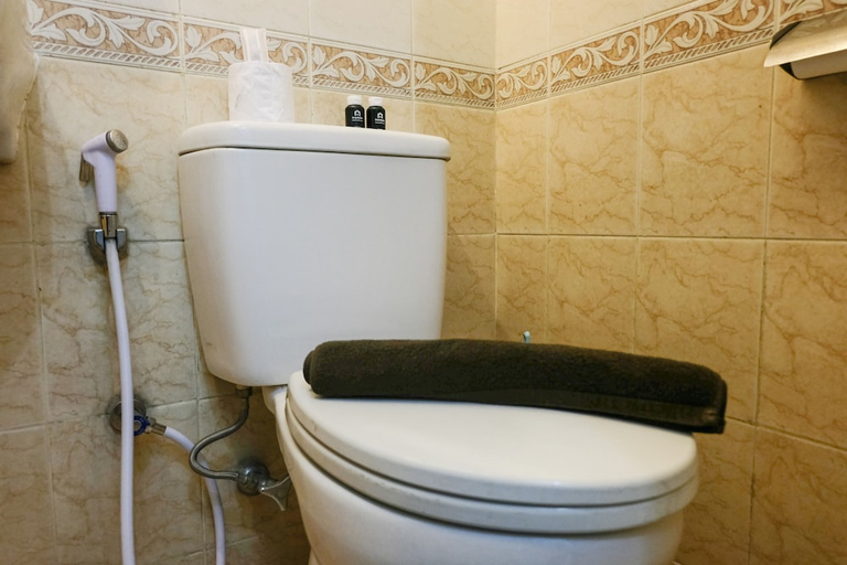 Bathroom 3, Homey 2Br At Majesty Apartment, Bandung