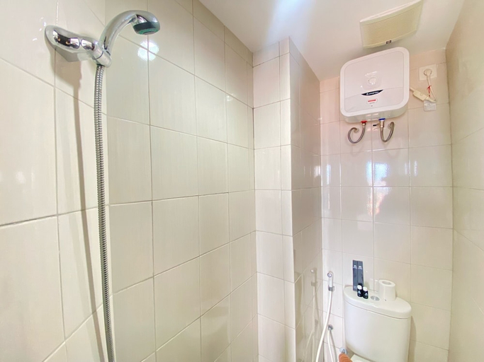 Bathroom 5, スペーシャス スタジオ ルーム アット メカルワンギ スクエア チバドゥユット アパートメント, Bandung