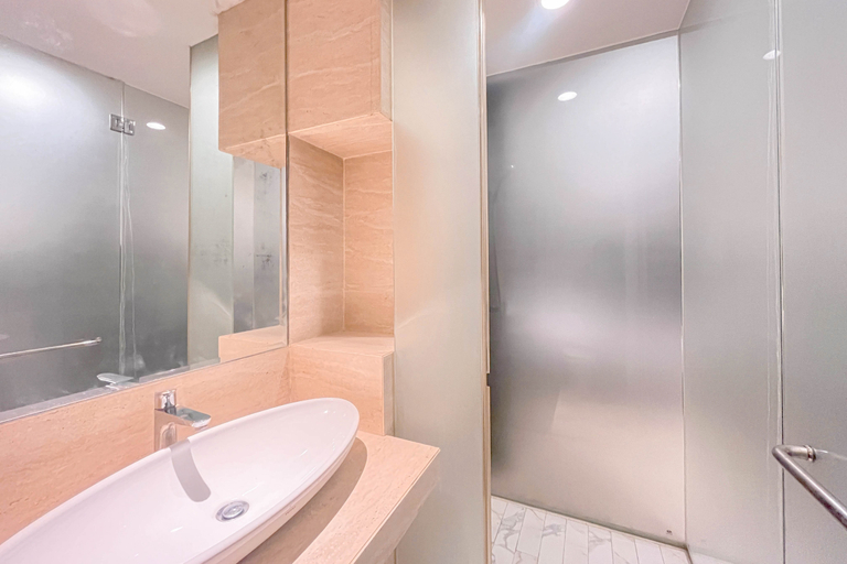 Bathroom 4, Minimalist Look Studio Apartment at Art Deco By Travelio, Bandung