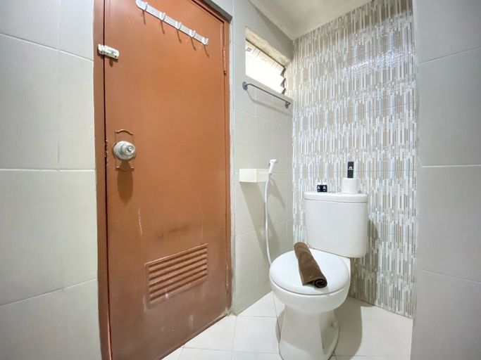Bathroom 3, Cozy 2Br Apartment At Gateway Ahmad Yani Cicadas, Bandung