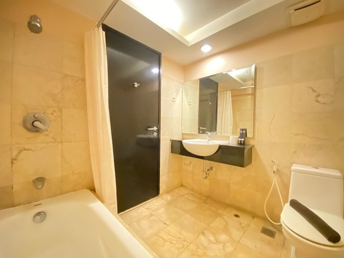 Bathroom 3, Comfort Living 2Br At Braga City Walk Apartment, Bandung