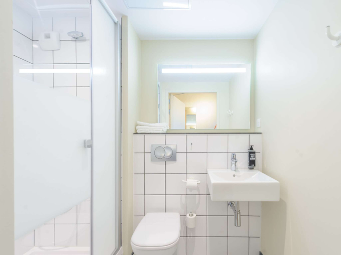 Bathroom 3, ibis budget La Rochelle Puilboreau, Charente-Maritime