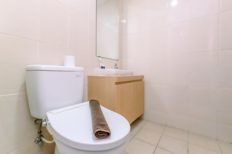 Bathroom 2, Best Deal And Cozy Studio Oasis Cikarang Apartment, Cikarang