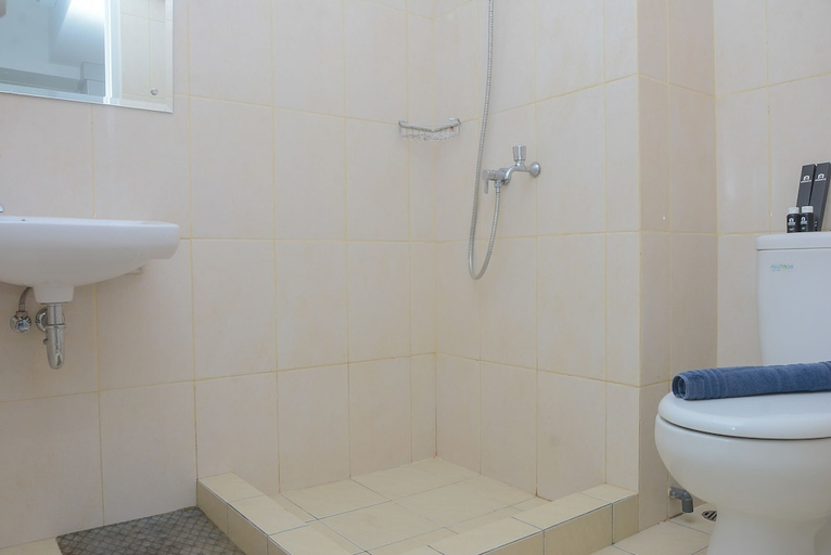 Bathroom 2, Elegant and Comfy Studio at Springlake Summarecon Apartment, Bekasi