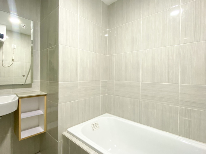 Bathroom 5, Cozy And Simple Big Studio Vasanta Innopark Apartment, Cikarang