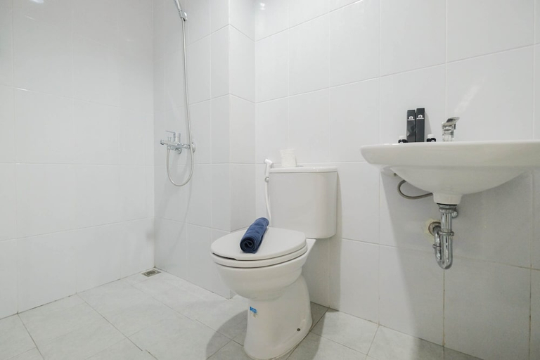 Bathroom 2, Town View 1BR at Patraland Urbano Apartment, Bekasi